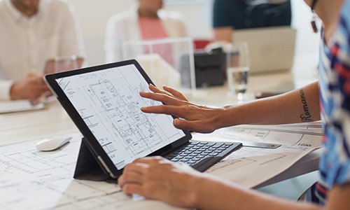 Interior deisgner using software on tablet